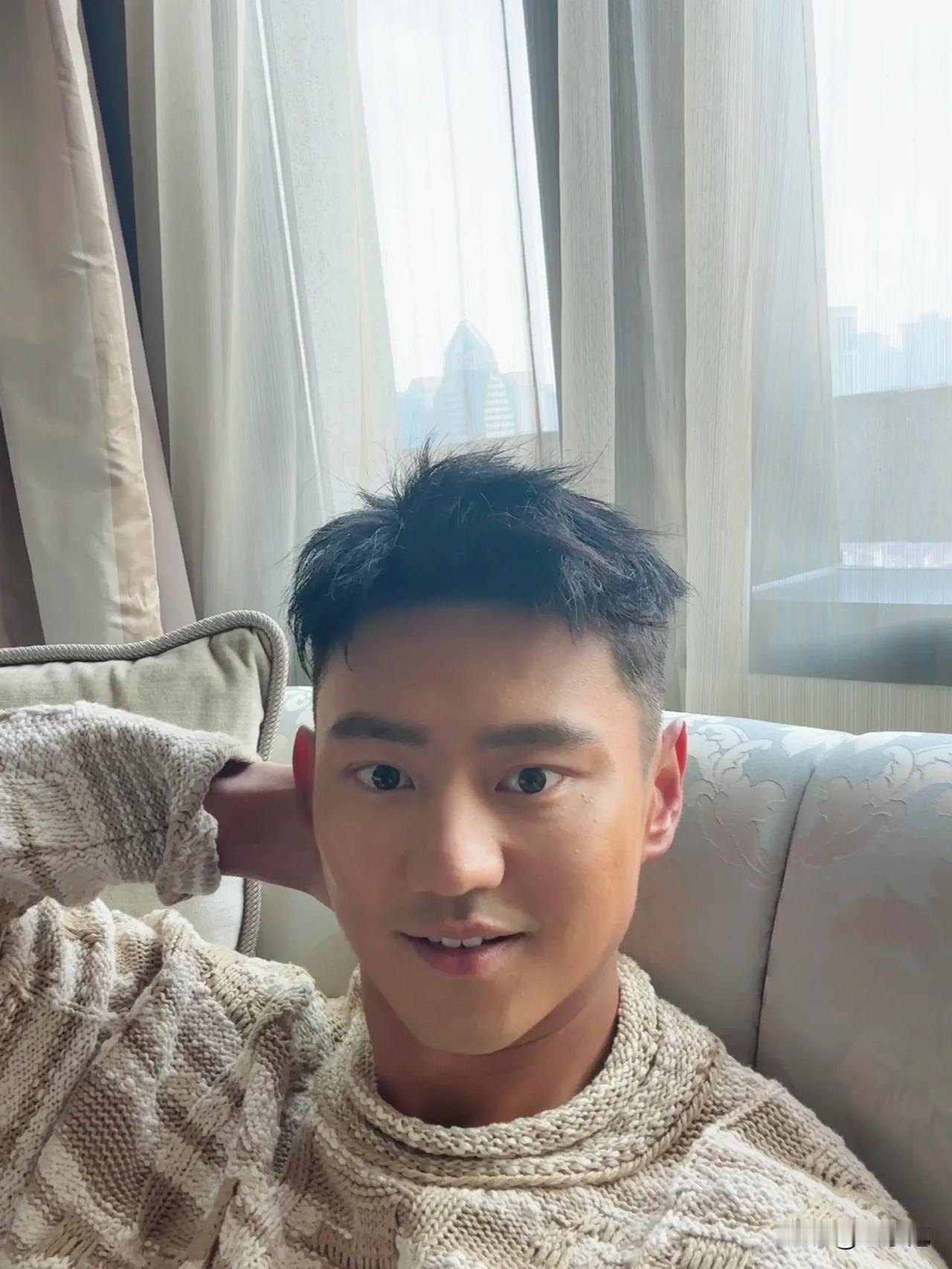 太像了吧？这是真人版旺仔吗？
宁泽涛晒出最新照片，却被网友戏说是旺仔。不止神态，