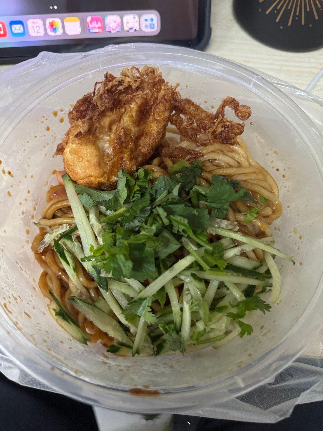 周六就一节早八，上完直接吃碗炸酱面冲碳睡觉[你好][你好] ​​​