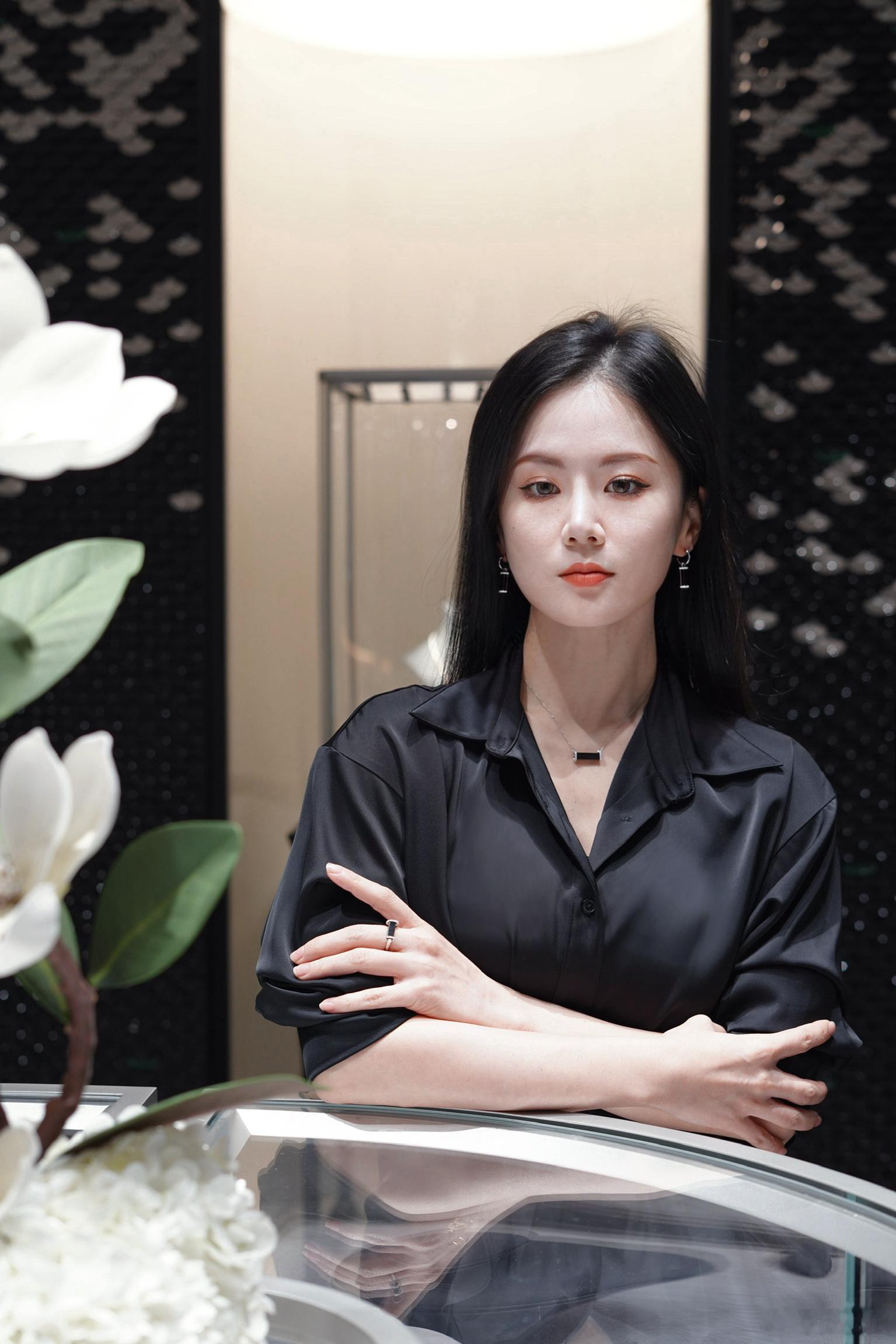 其实上次让大家帮我选主图的那组照片，整体我都挺喜欢的。这么多年各种颜色穿来穿去，