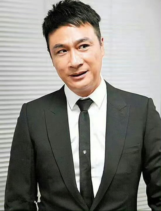 谁来救救吴镇宇的眼睛 别人上节目是圈粉，他是被离谱表演创到睁不开眼。无奈闭眼、扶