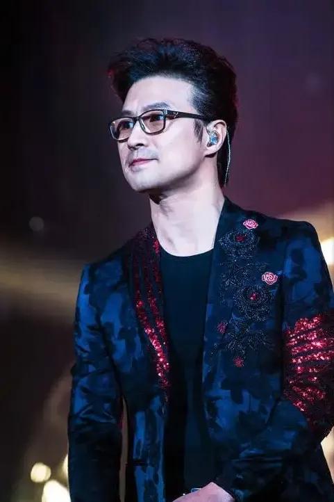 演员，章子怡说，我的婆婆，叫李世英，是歌唱家，她最后的日子，把两个孩子叫过去，把