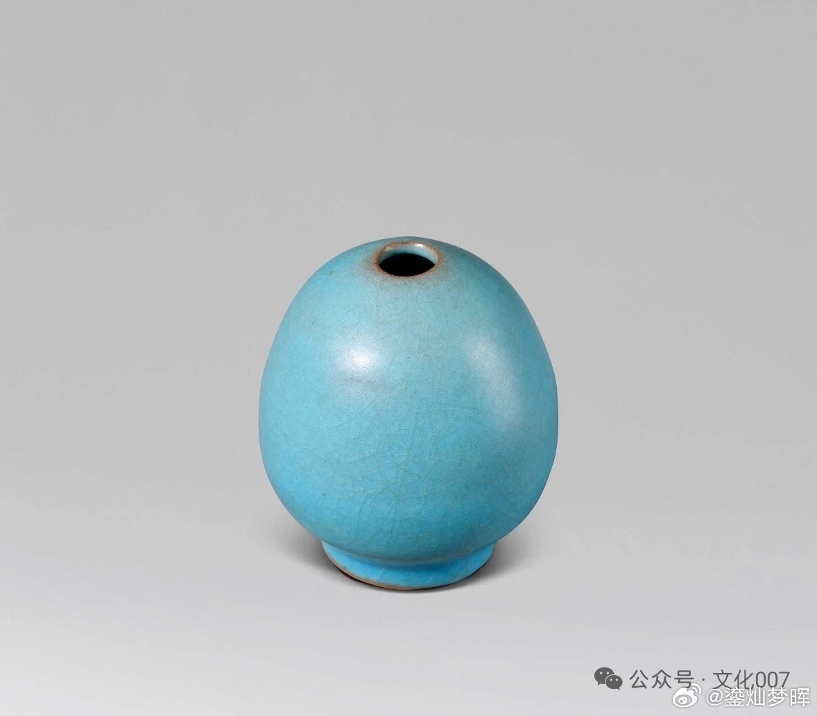 每周鉴赏收藏精品之汝窑天蓝釉鸡心形水盂        鸡心型陶瓷是具有悠久历史和