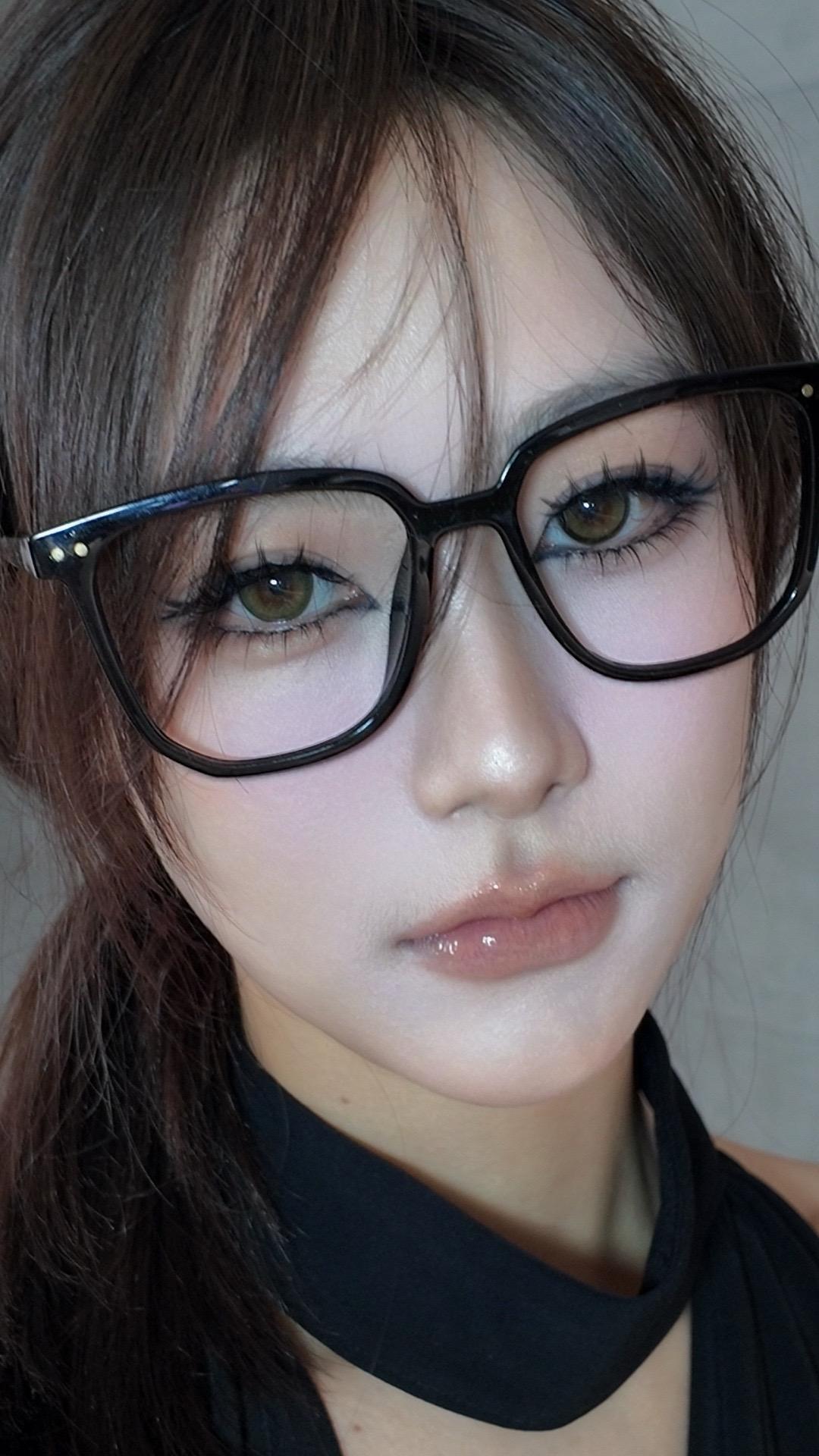 仿一个妆。