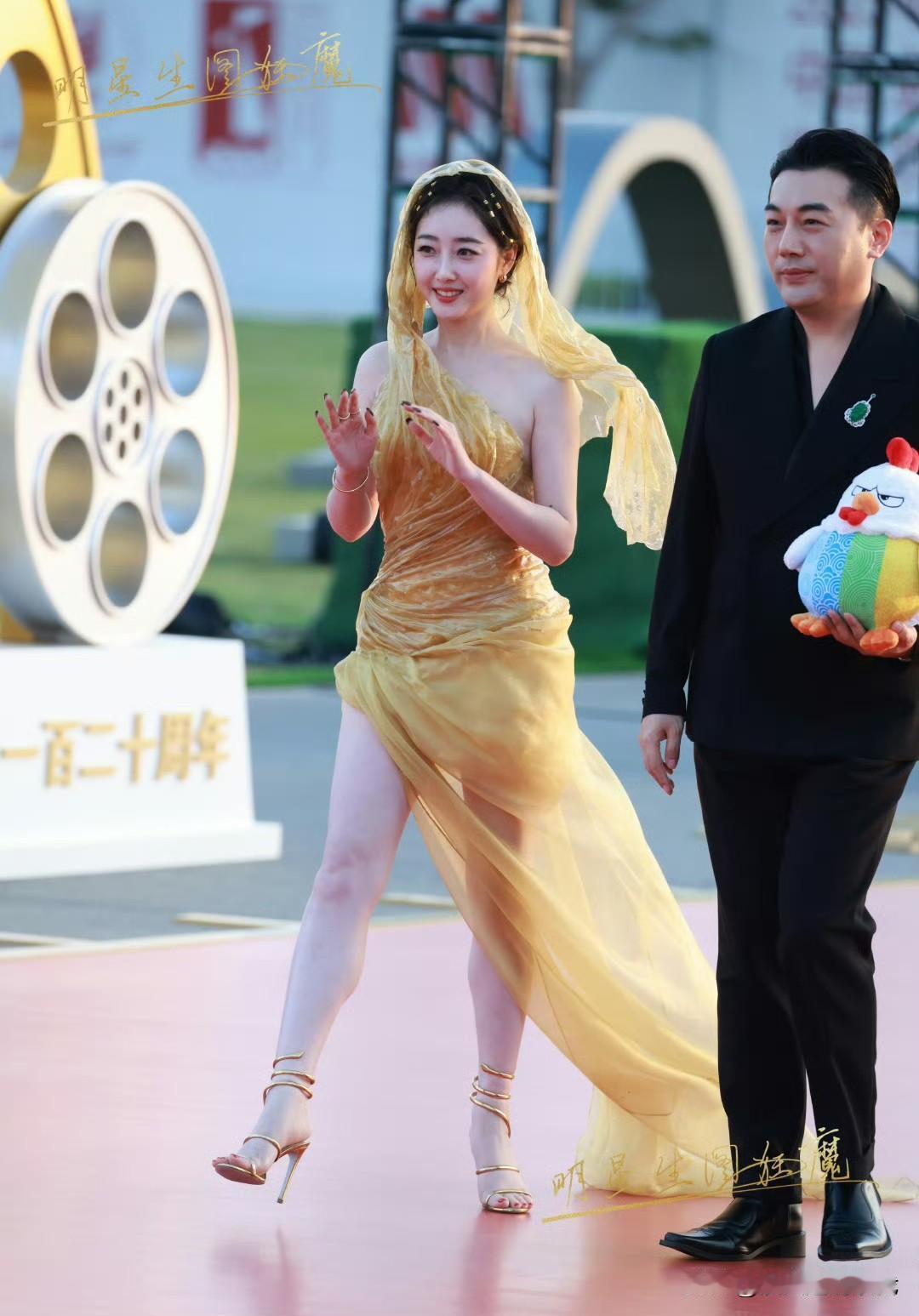 蒋梦婕的妆容真的很有气场！大家觉得她的妆容适合日常妆容吗？还是更适合红毯呢？