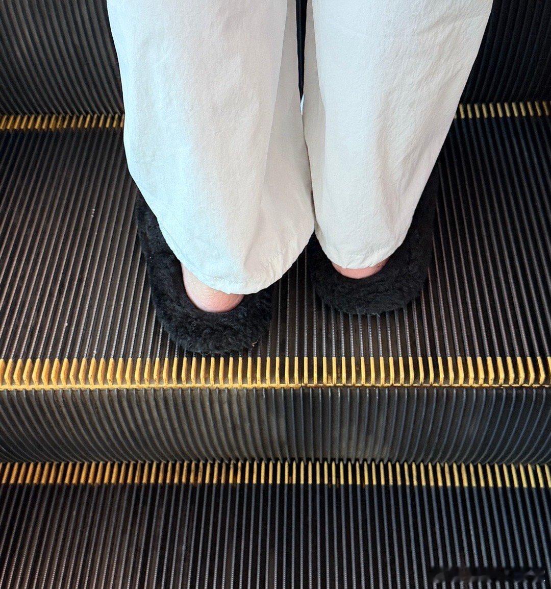 穿拖鞋逛车展，这种事儿也就广州车展能看到吧 啊！！！广州这该死的松弛感！我好喜欢