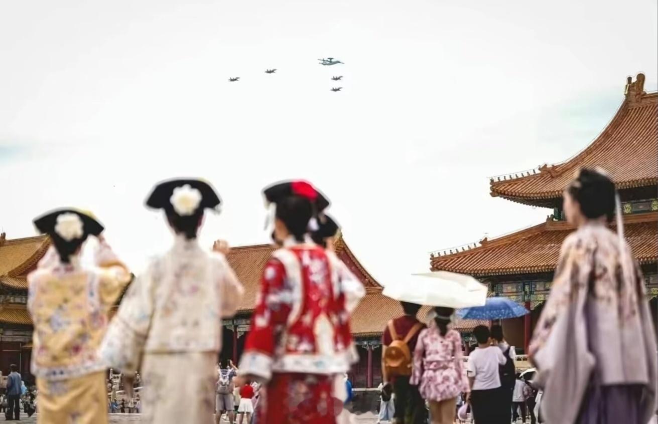 看中国阅兵一整个舒适了数日子期待看阅兵军事[超话]虎踞龙盘今胜昔，天翻地覆慨而慷