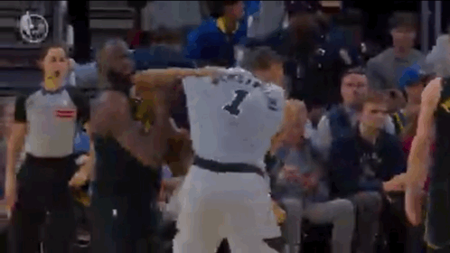 即将升级！文班和格林互相推搡起来，两个人互相讨厌对方[偷笑]
格林失控