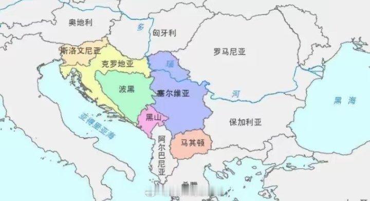 武契奇亮肌肉，没想到把东西方都得罪了！
2025年3月，塞尔维亚总统武契奇在一场