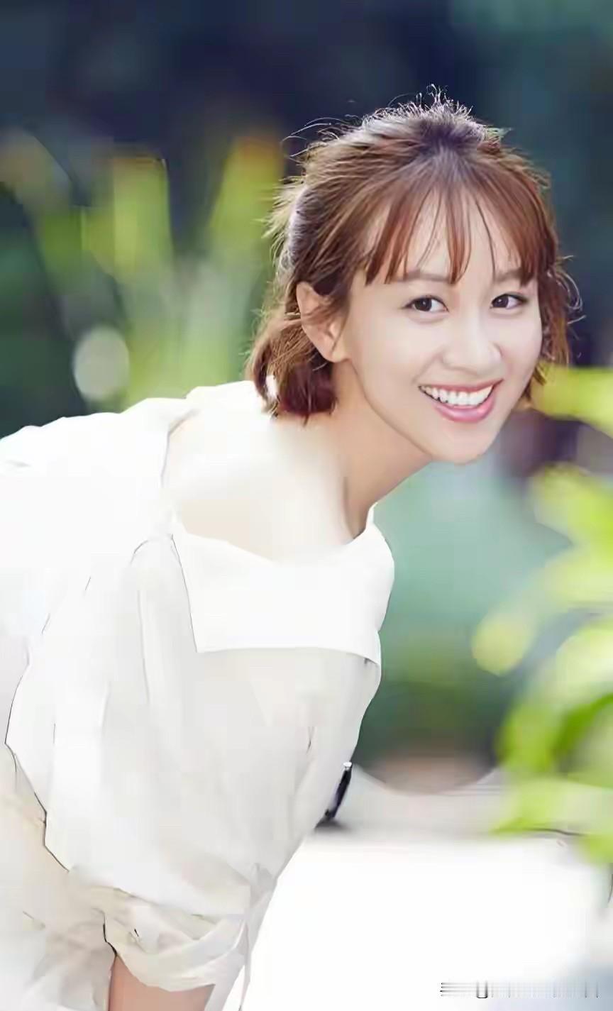 当年演过《大江大河》饭店老板的女演员，现在还是那么美丽，一看就是那种，心地善良，