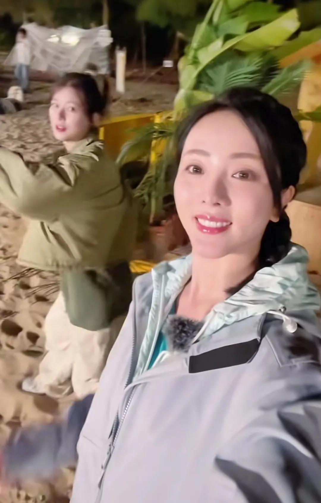 李思思复工了
曾经的央视主持人
跑去拍综艺节目
这是升级了还是降级了呢

有网友