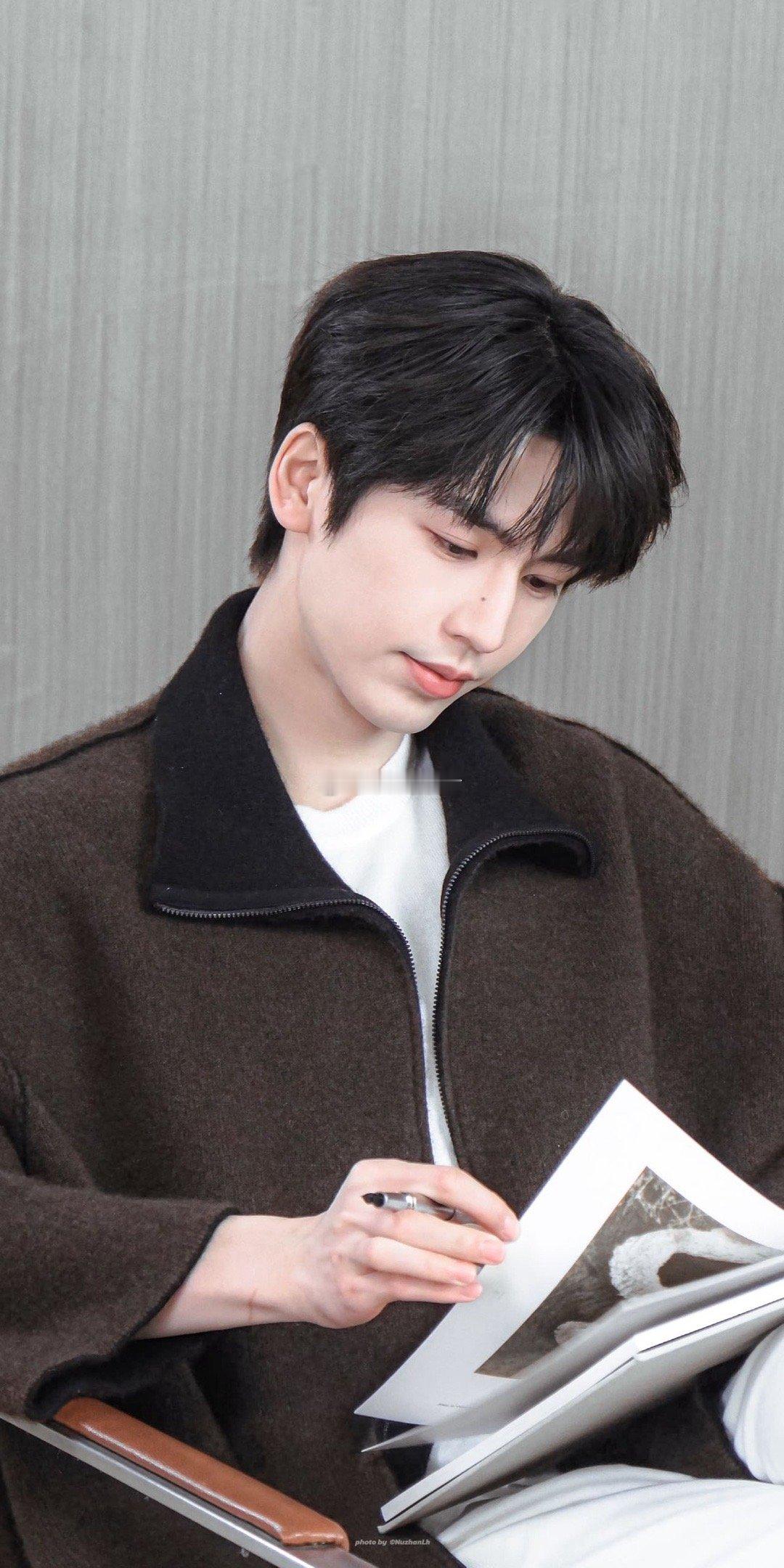 凌探未来 张凌赫整个人气场很好，长相帅气耐看。平时低调不炒作，专心做好自己，演技