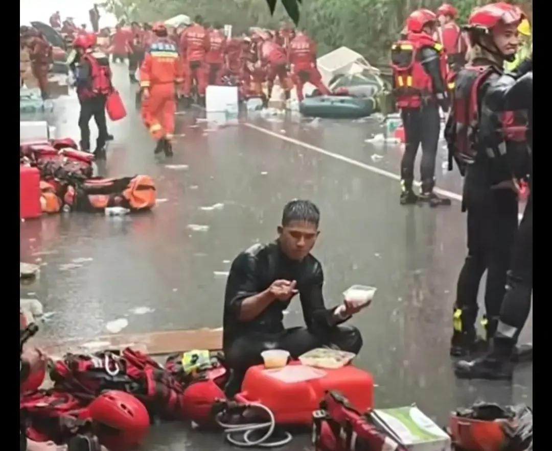 盘坐雨中休息吃饭的硬汉巨人，将婴儿老人以最温柔身躯和姿态呵护


大雨里，一群穿
