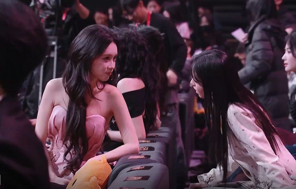 孟子义周也到底在聊什么 救命！孟子义周也聊了十分钟还没停，俩人悄悄话也太密了，真