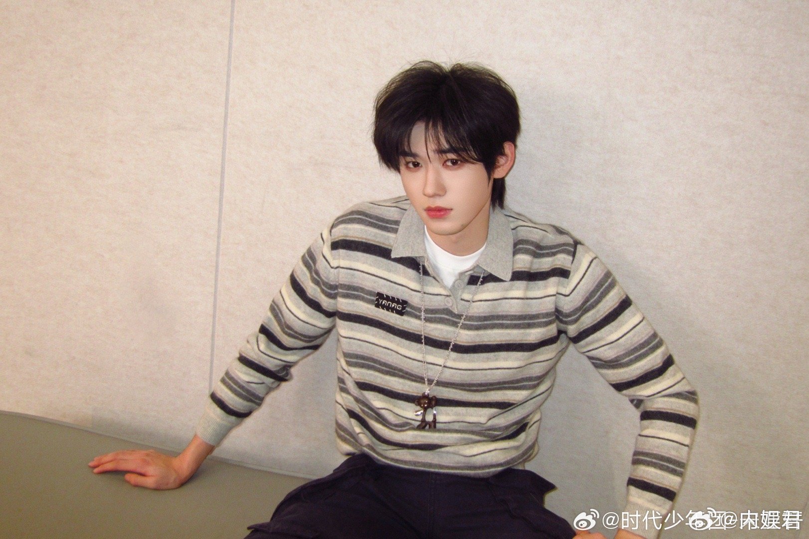 宋亚轩条纹小子 宋亚轩晒自己拍的宋亚轩🤳