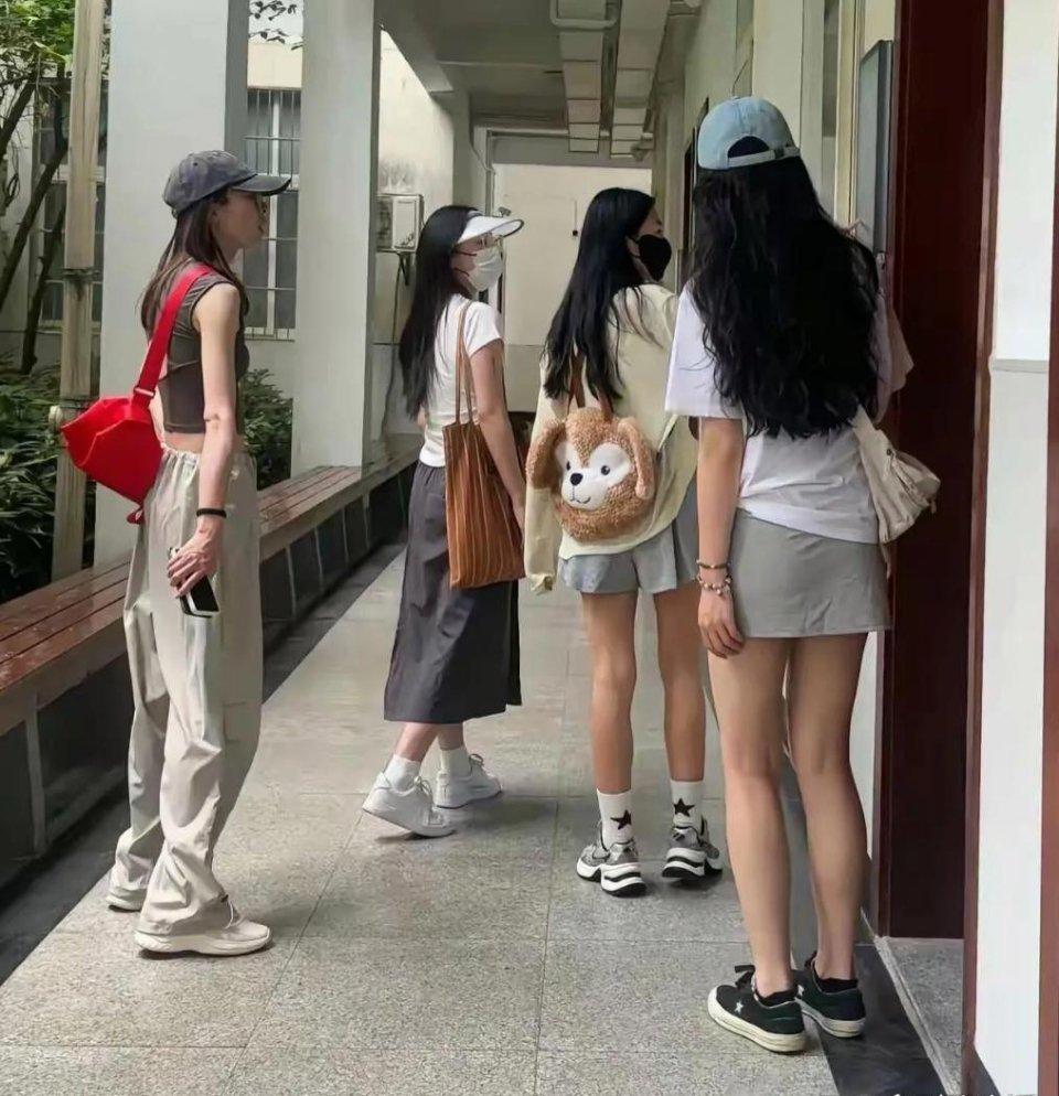 现在大学生都穿成这样了吗？ ​​​