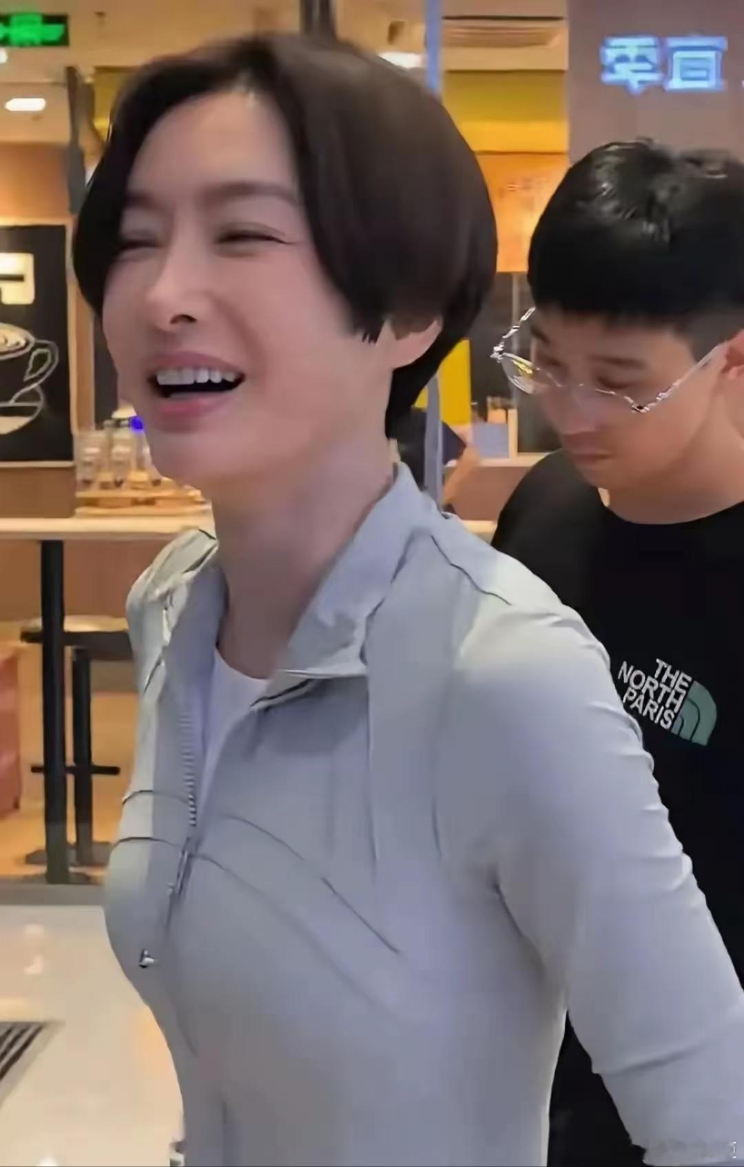 秦岚的头发越剪越短了，不知道她后不后悔，粉丝是真替她后悔。秦岚短发一剪，瞬间老十