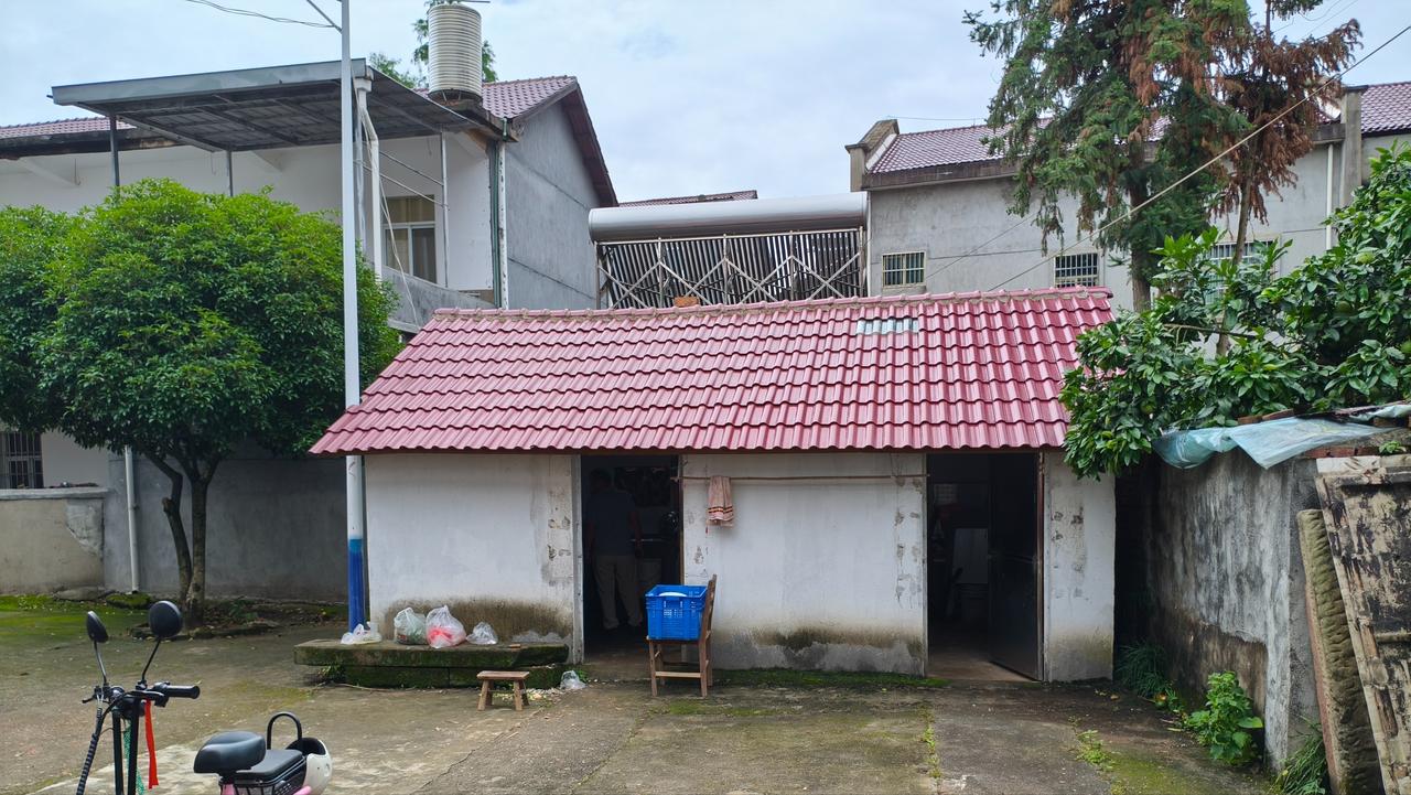 我以为C老板最起码会把第一届学生安排得妥妥当当，没想到不到一年就不想投钱了，我还