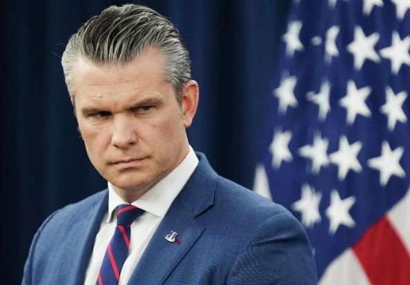 美军也怕被团灭！
 
五角大楼战争部负责人赫格塞斯确认，90%的中东美军已经从他