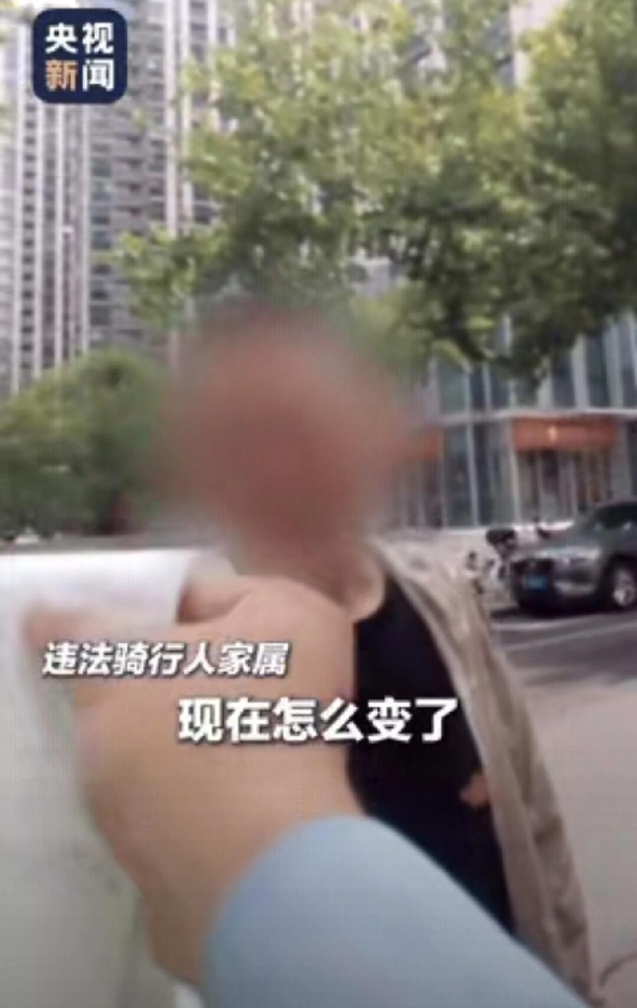 上海街头，一戴遮阳帽大姐把马路当自家客厅，悠哉横穿，汽车按道行驶，刹车不及，“咣