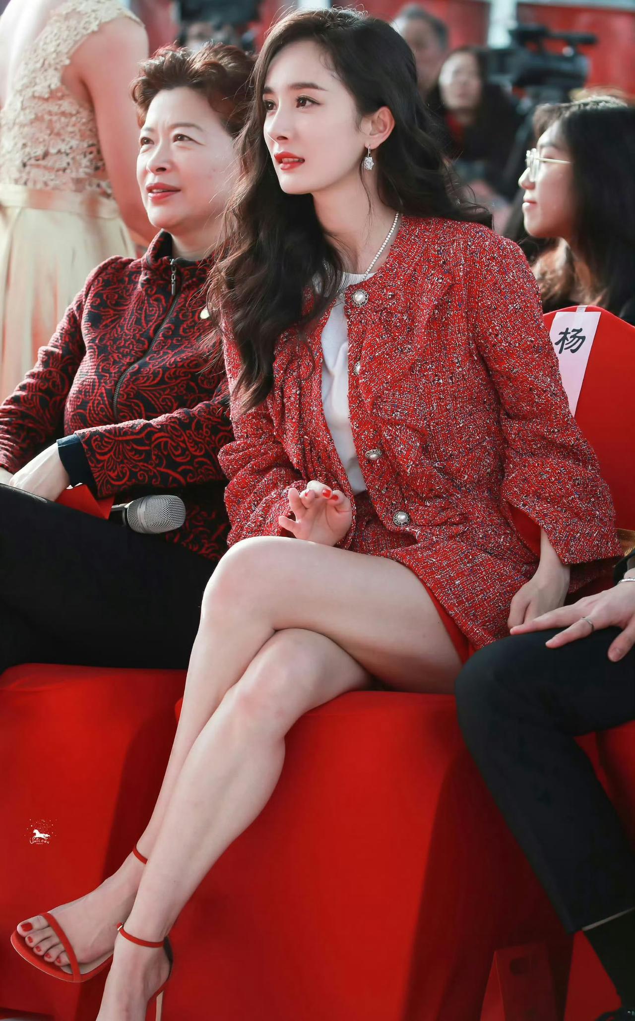 网传杨幂被拍到现身央视彩排现场，
姐姐真是长红，
这么多年过去了一直一线，
期待