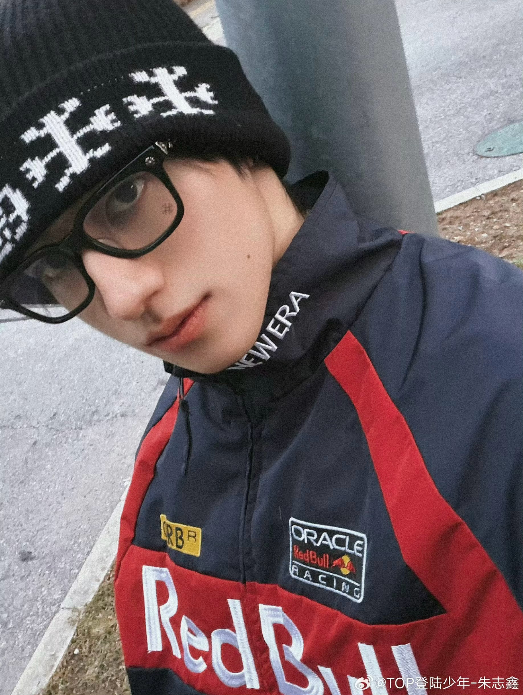 朱志鑫 in New Era，时髦男孩营业，身着New Era X Red Bu