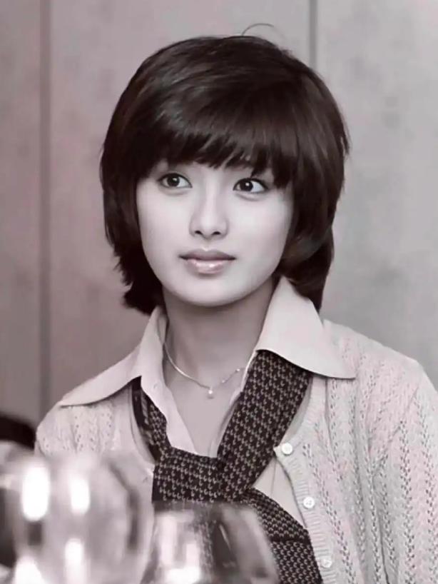 1966年，7岁的山口百惠放学后，看到母亲被一个女人骑在身上殴打，而父亲竟然背着