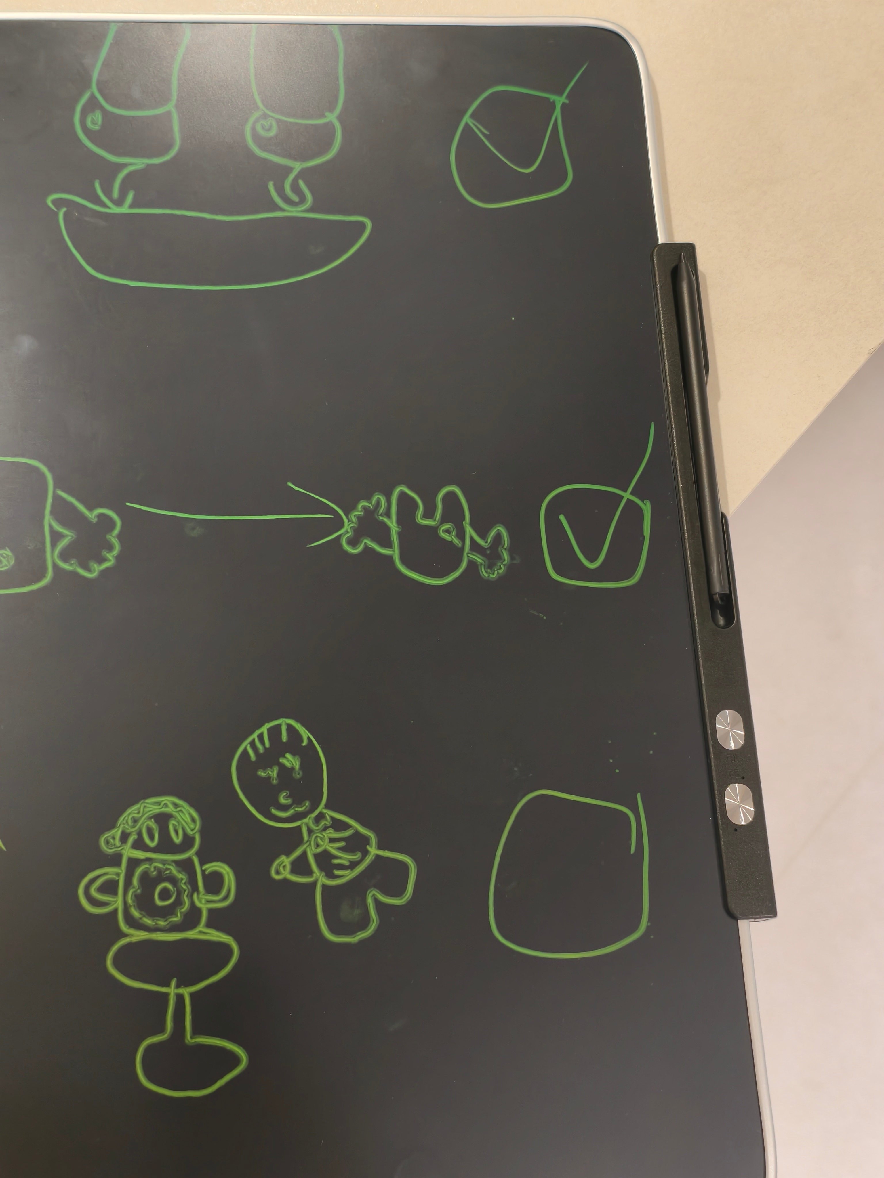 阿丘很喜欢清单。【事情】晚上到家后，她脱完鞋子就跑去拿画板。我们也没管她。过了一