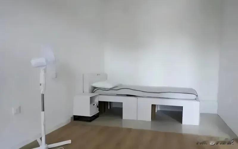 法国人真是太穷酸了
舍不得把家里的好东西拿出来，给客人用
舍不得让客人满意。巴黎