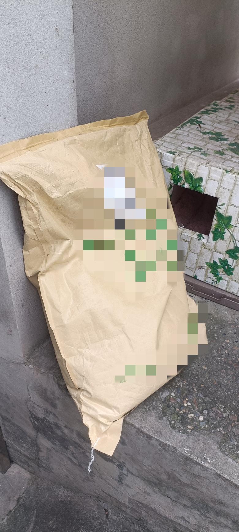 再次收到来自上海的热心网友@甜酒奶咖 寄来的20斤猫粮，感恩感谢！[祈祷][祈祷