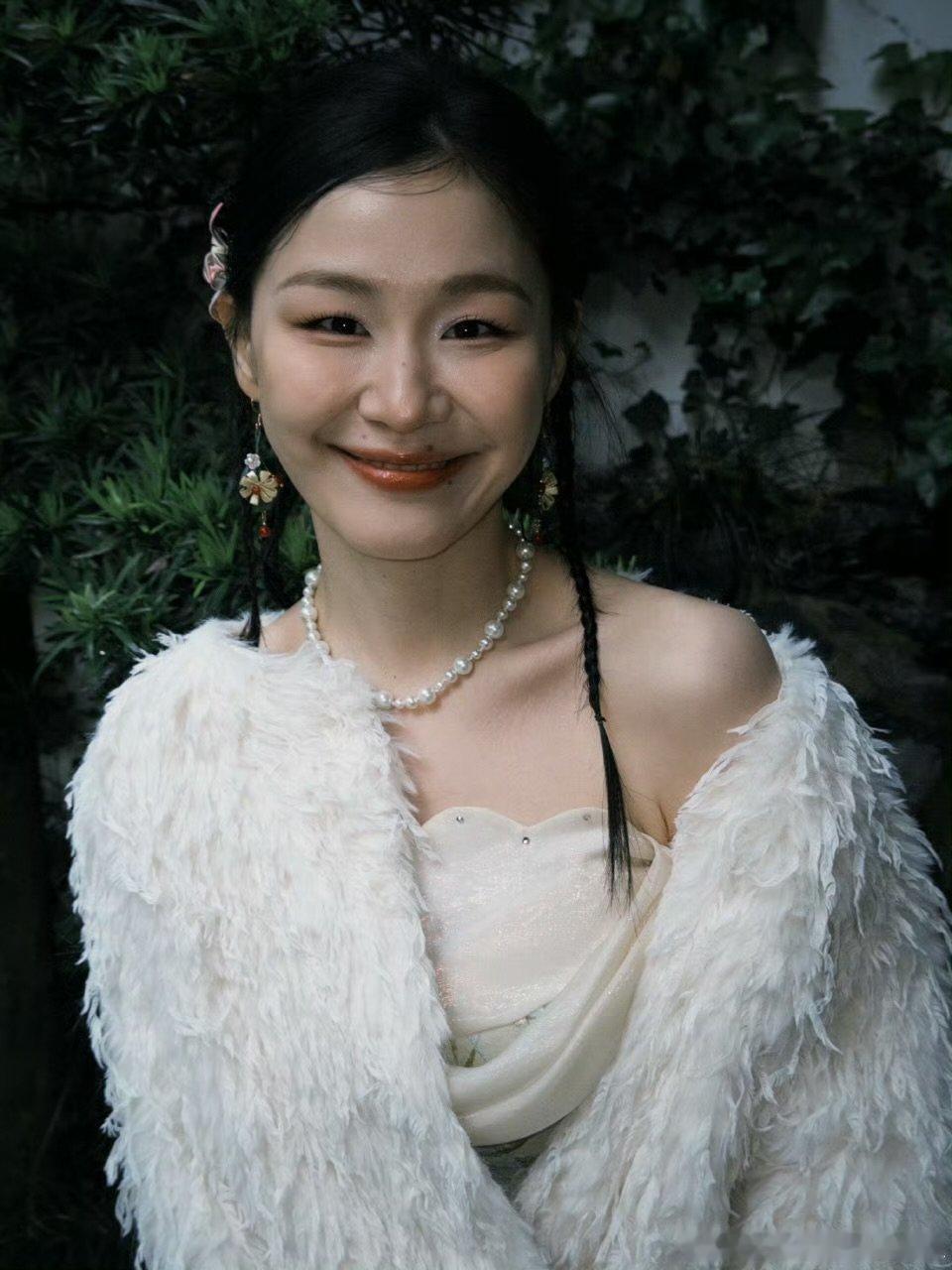 谁给金靖做的造型 金靖妈咪级别的绝佳造型适配度满分，尽显高级质感，轻松解锁全新惊