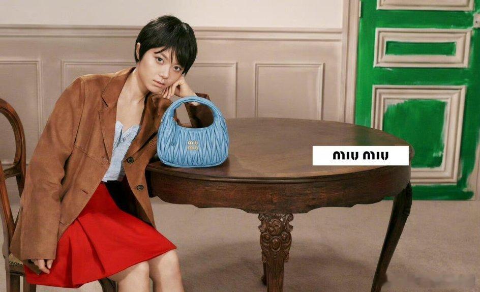 赵今麦的黑粉都拍不出这种效果这妆容这气质这造型……像是网文里受尽欺辱的不被全家待