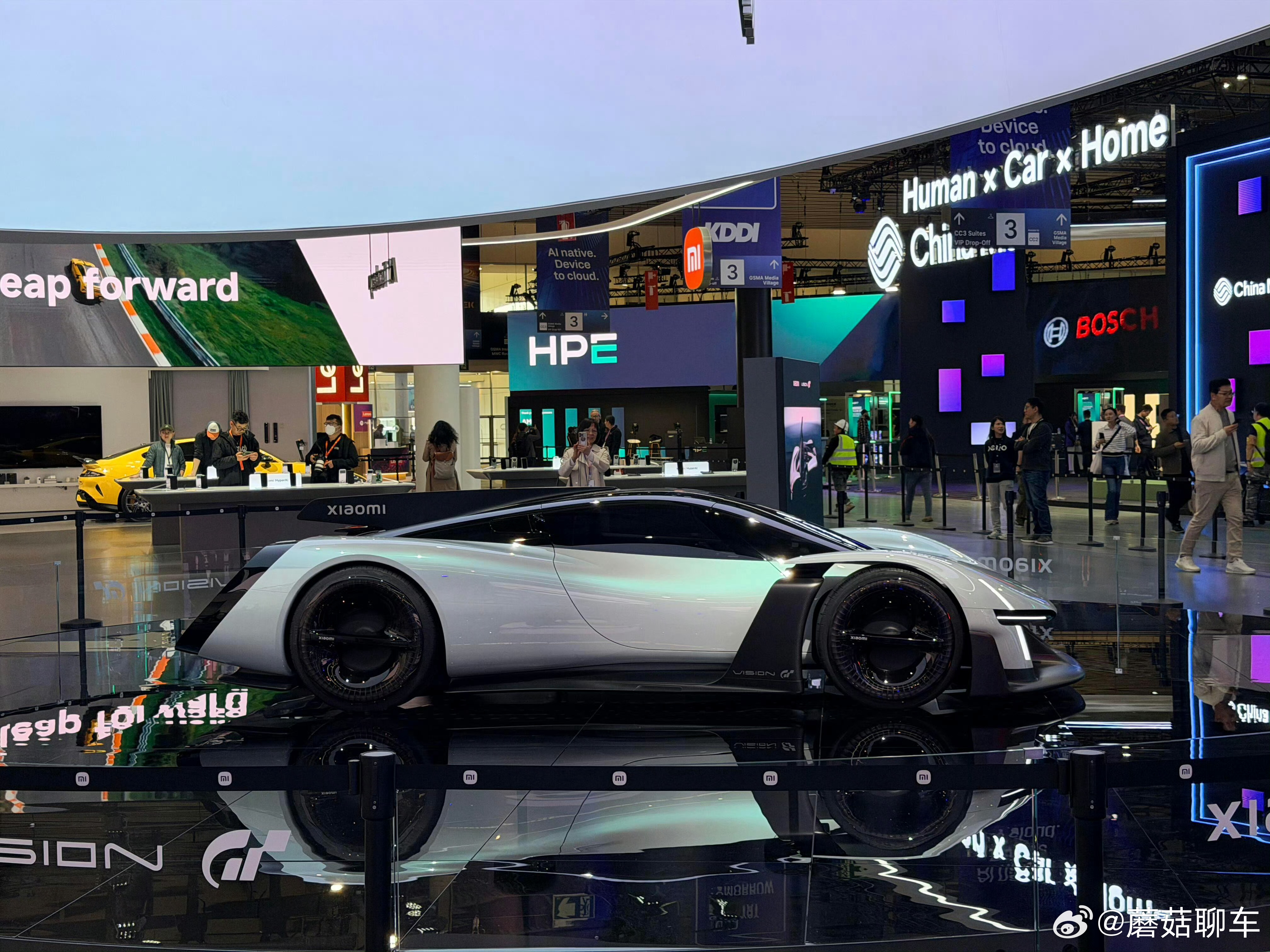 小米超跑线下实车曝光我擦，实车有点牛逼啊这玩意，空气动力学拉满啊，轻量化极致啊不