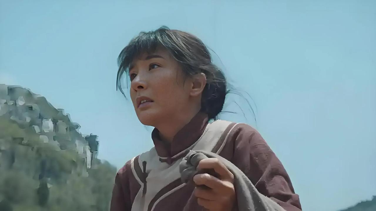 杨幂谈及《生万物》第20集“封神”表现时表示，宁绣绣“逆光摘头巾”的片段是她演技