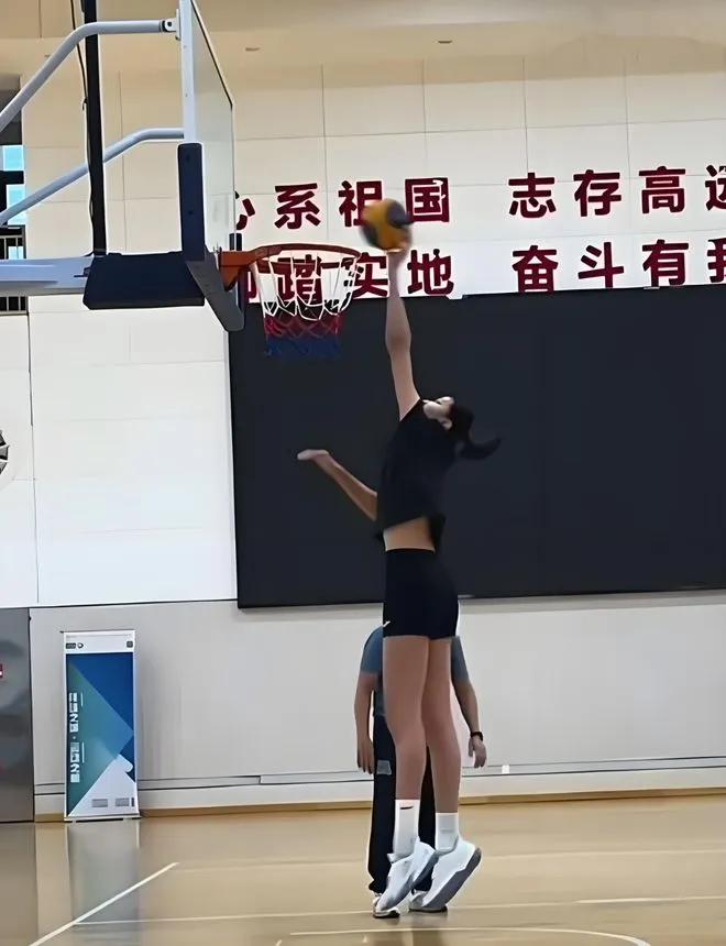 中国女篮又惊现一潜力爆表球员，号称女版文班亚马， 14岁，身高达2米20，就是天