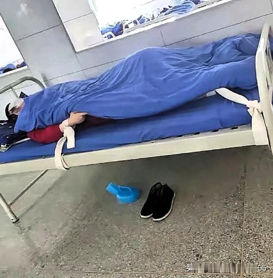 新京报曝湖北襄阳精神病院黑幕：所谓“免费住院”是圈套，专门骗穷人的。为了拿患者的