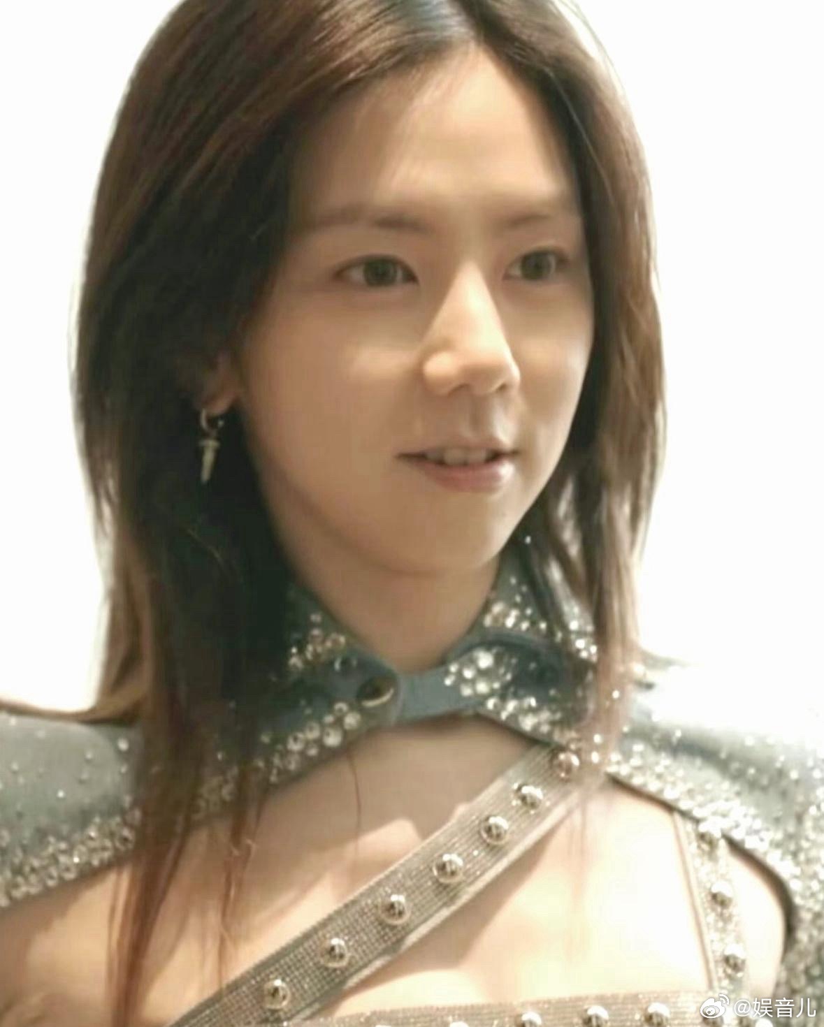 没认出来是邓紫棋！素颜比化妆还萌 