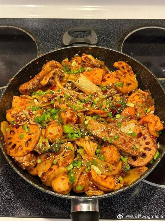 网友感慨“真正的麻辣香锅已罕见” 自制成新选择近日，“真正的麻辣香锅已经非常罕见