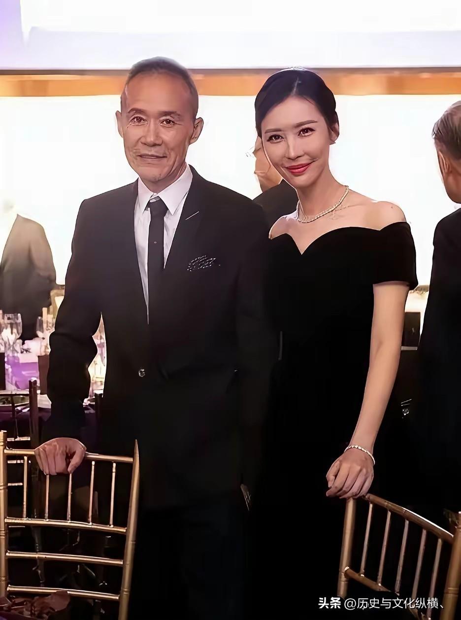 老夫配少妻，王石与田×珺还是般配的，长相很类似，相依和谐，自然流露的笑，没有造作