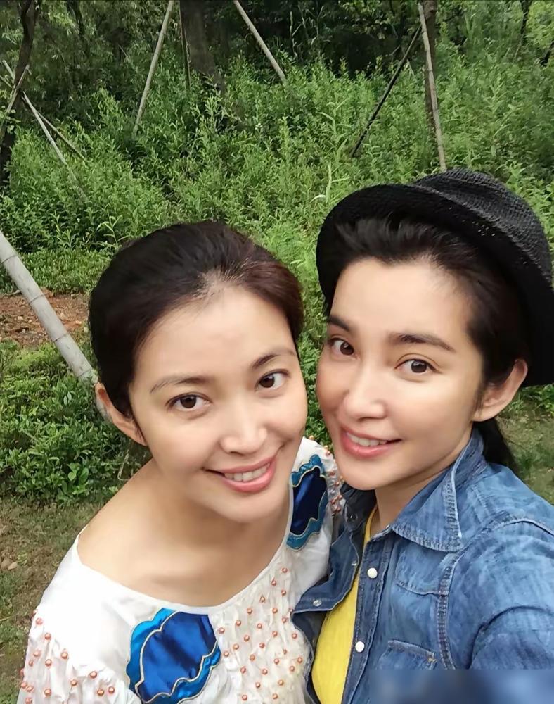 我扒了下李冰冰公司的股权，吓一跳。亲妹妹李雪持股99.89%，她自己只有0.11