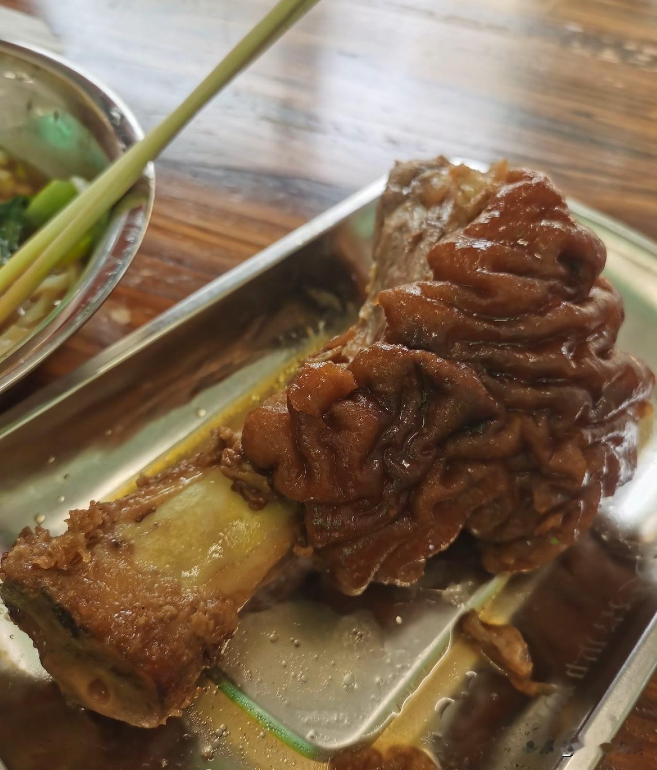在钦州，猪脚粉是夜生活的重要组成。有家小店的大骨猪脚粉，25元一碗，虽价格稍高，