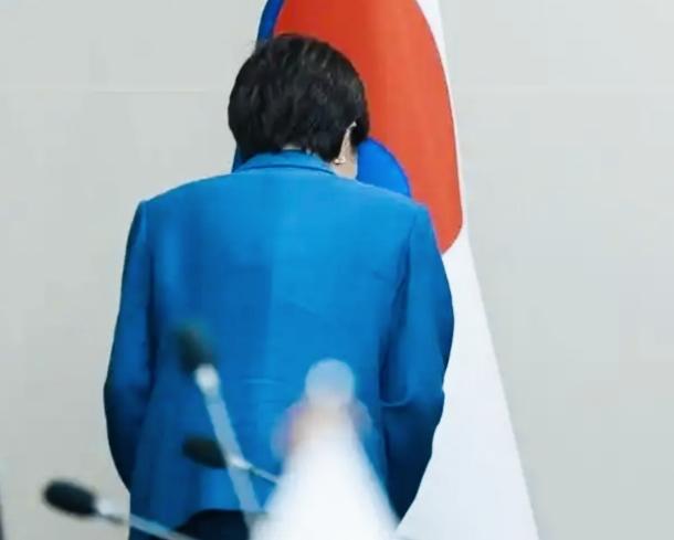 高市早苗还是懂人情世故啊！
这一个鞠躬姿势，就把人情给还了回去！
高市早苗这是不