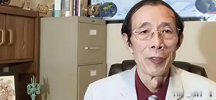 图片这个教授大家应该不陌生。
   我原来很敬佩他，喜欢看他的视频，以为他学很问