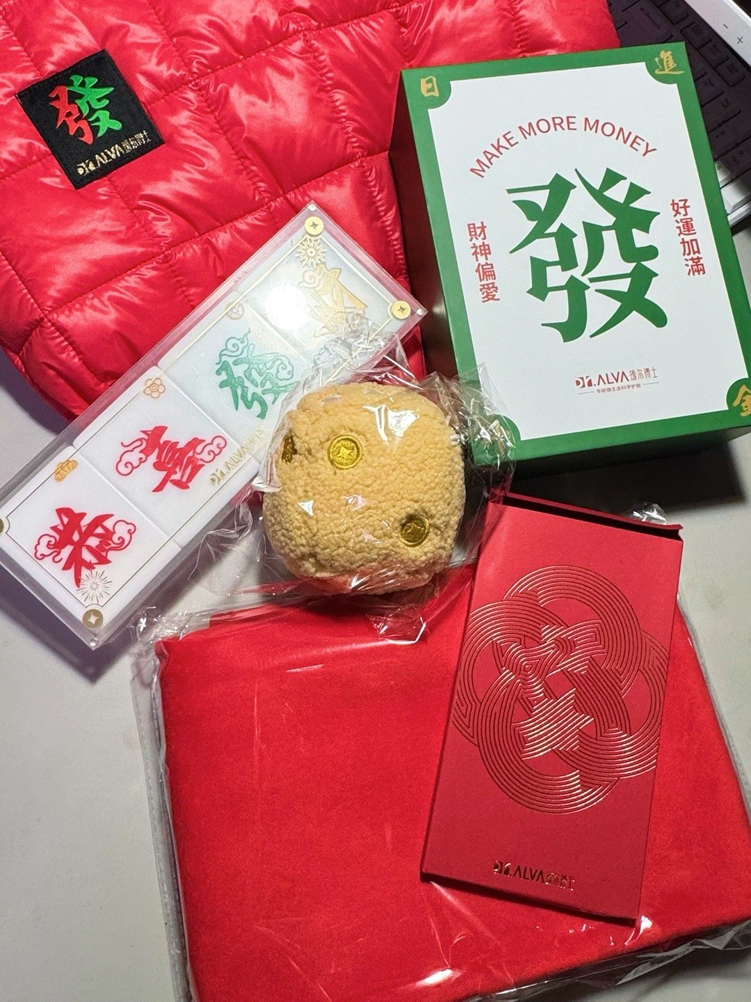 日常的路人a  收到了瑷尔博士快递来的发财大礼包！这个云朵包包和骰子挂件太可爱了