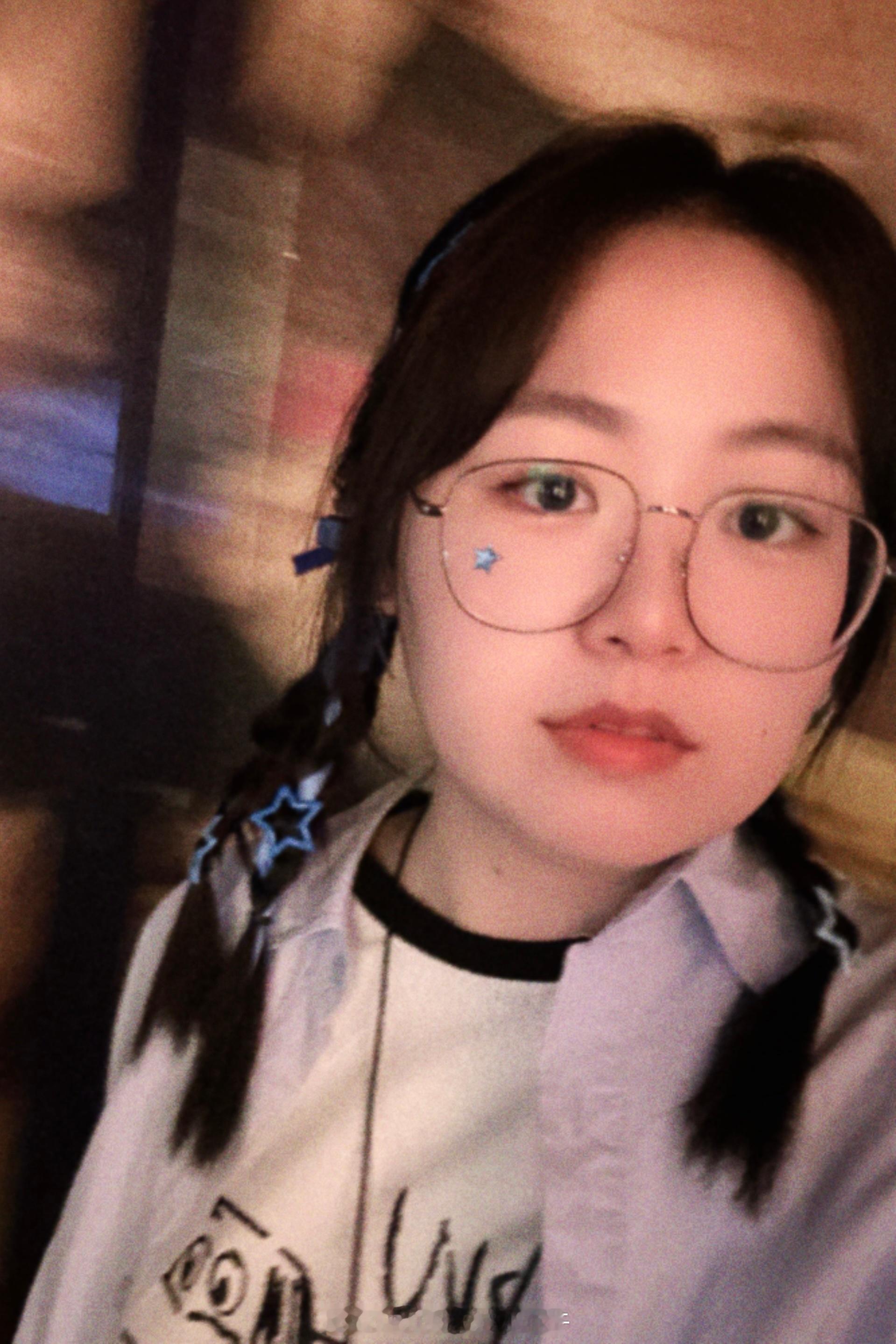 今日创业未半而中道崩殂 🎀 转战ktv躺平🎤 （去演唱会摆摊编发 👉🏻 