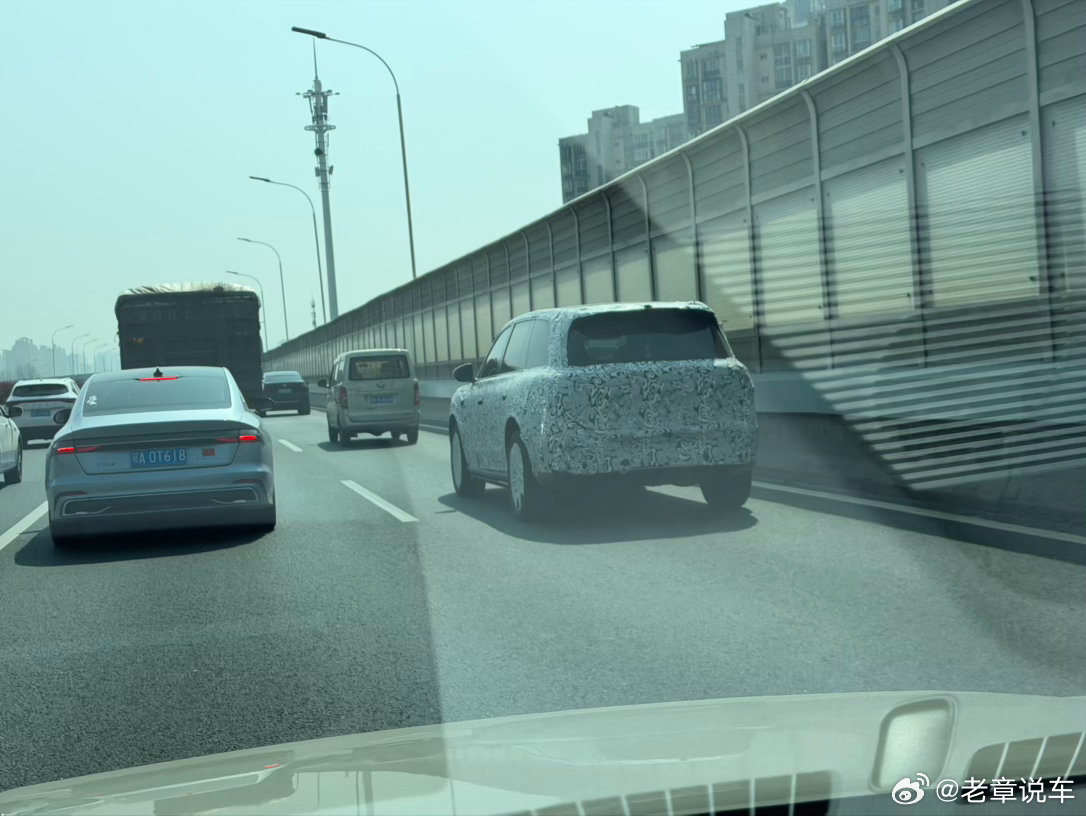 和小米SU7 并肩的是什么车？姿态非常庞大，四平八稳的，有没有能猜出来的？ 