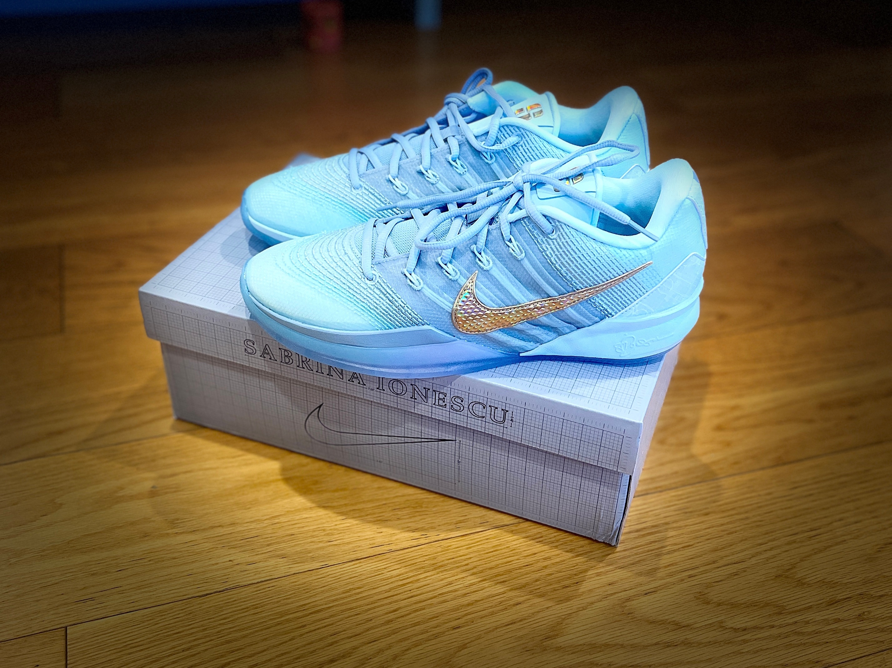 来吧朋友们，说好新年第一天来给大家送的鞋，来一双这些年热门的实战鞋款Sabrin