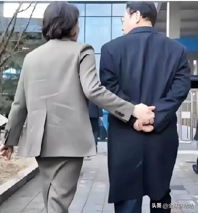 全世界国家元首秀恩爱这块，我没有见过比韩国总统李在明夫妇这么甜的。他们说第二，没