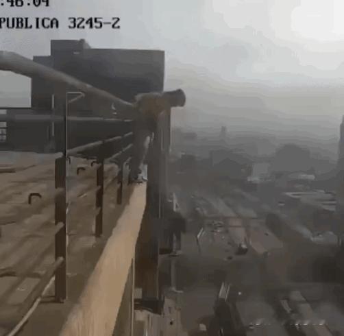 本想轻生，临时反悔，可是死神没给机会

    视频中男子本想轻生，已经跨过栏杆