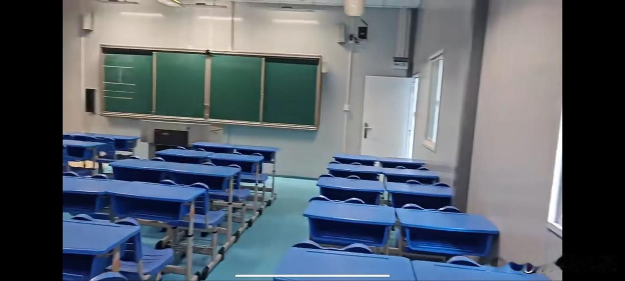 #娃的上学故事#开学后随机抽取幸运儿，您中签了吗？
当初开家长会的教室是借的吗？