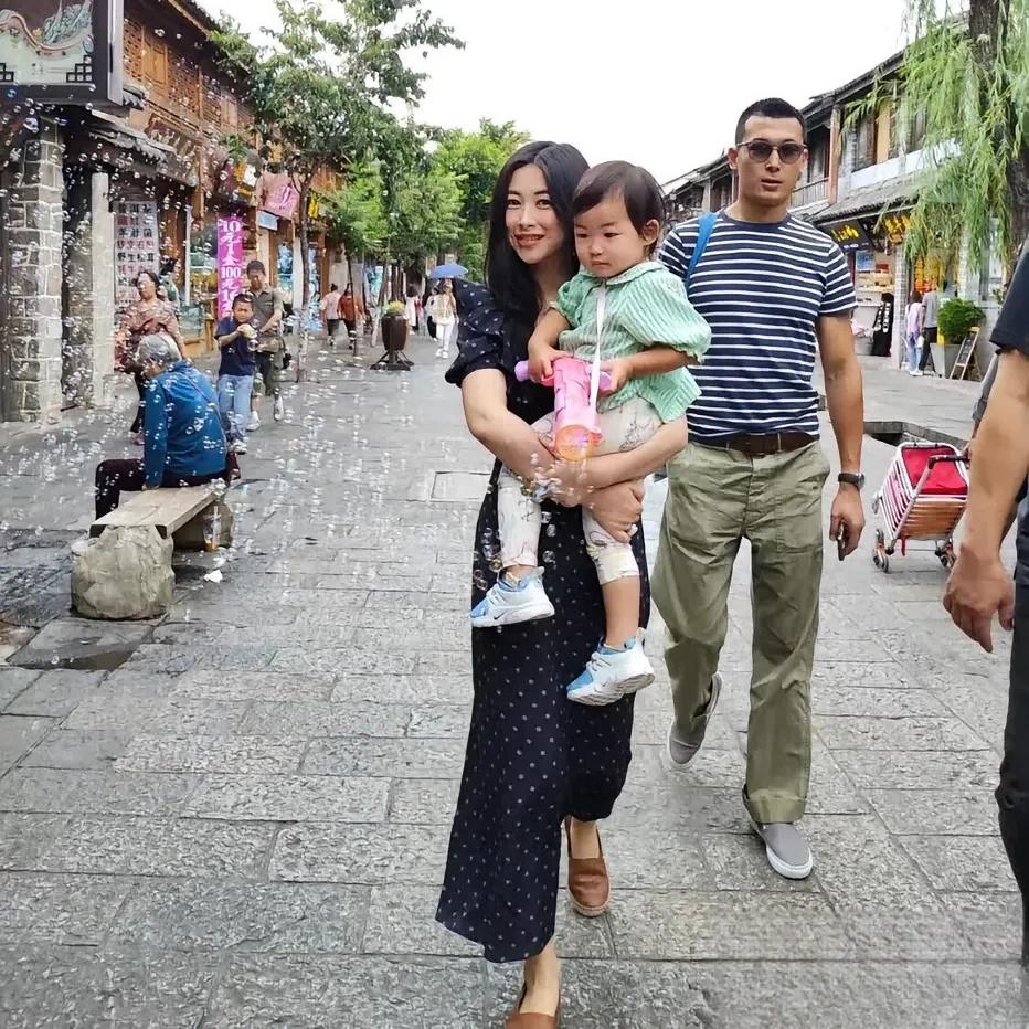 知名女演员朱珠一家三口外出游玩
话说生活中的朱珠依旧非常有魅力而且不造作
不戴口